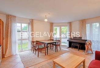 Heller Wohn- und Esszimmer mit Zugang zu Terrasse und verglastem Balkon