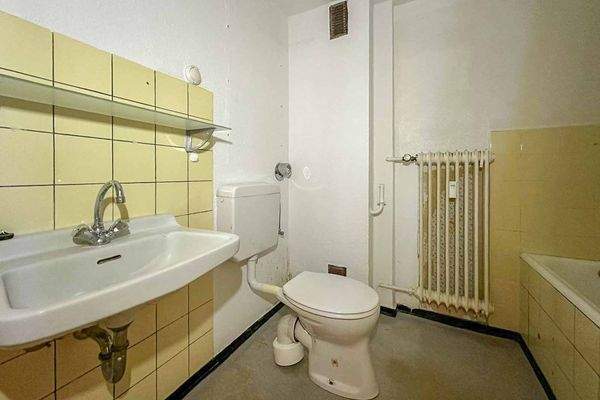 Badezimmer mit Duschwanne