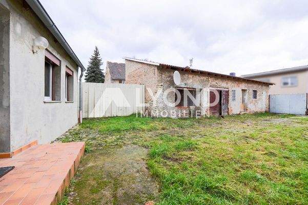 Nebengelass mit Garage