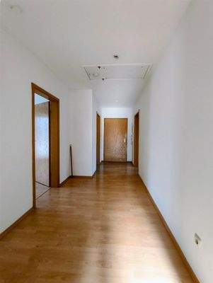 Flur mit Blickrichtung Eingangstür