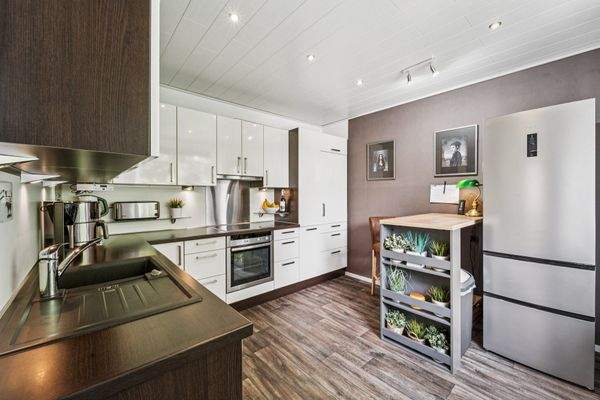 Küche mit Einbauküche Ansicht 1