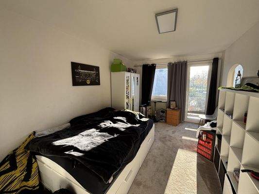 2. Kinderzimmer mit Zugang zum Balkon und…