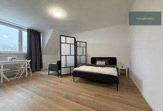 Lichtdurchflutetes Wohnzimmer