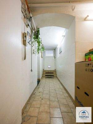 Kellerflur mit Ausgang nach draußen