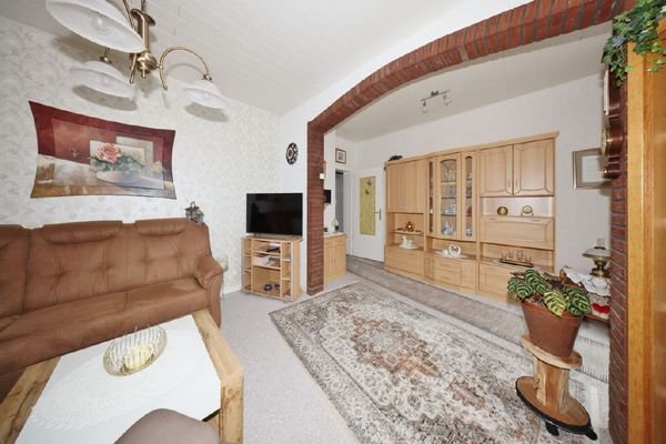 Wohnzimmer mit gemauertem Rundbogen