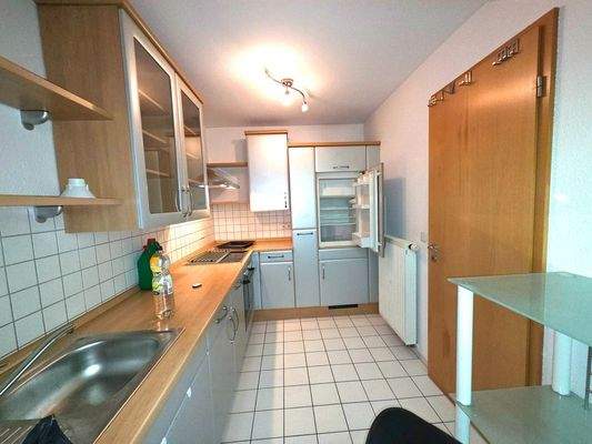 Moderne Einbauküche mit Essplatz