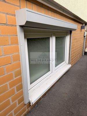 Fenster UG mit Außenjalousien