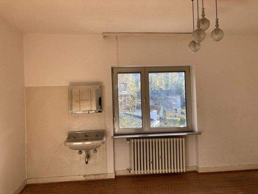 Zimmer mit Waschbecken