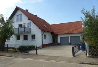 Haus mit Garagen