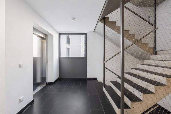 Treppenhaus und Aufzug