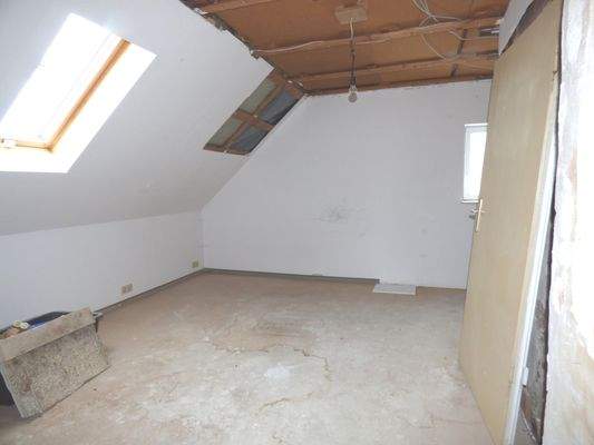 Zimmer, unsaniert im Obergeschoss
