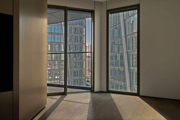 Blick ins Quartier durch die Loggia