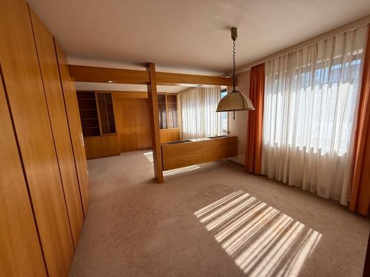 Wohnraum mit Einbauschränken