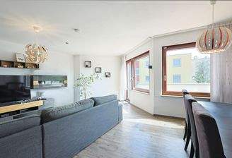 Heller Wohn-/Essbereich mit großem Balkon