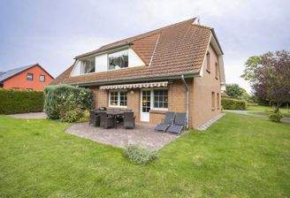 Rückansicht mit Terrasse