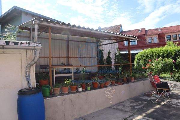 überdachte Terrasse sowie Freisitz im hinteren sonnigen Grundstücksbereich