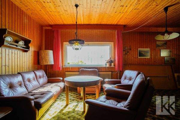 Partyraum im Keller mit großem Fenster