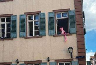 Hausfassade mit Fenstern