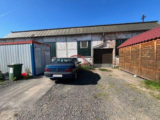 Halle von außem mit Tor