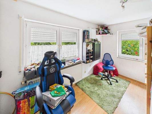 Schlafzimmer (EG, links)