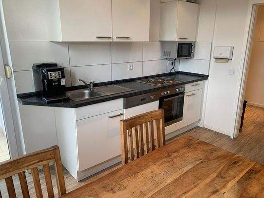 Küche mit Spülmaschine