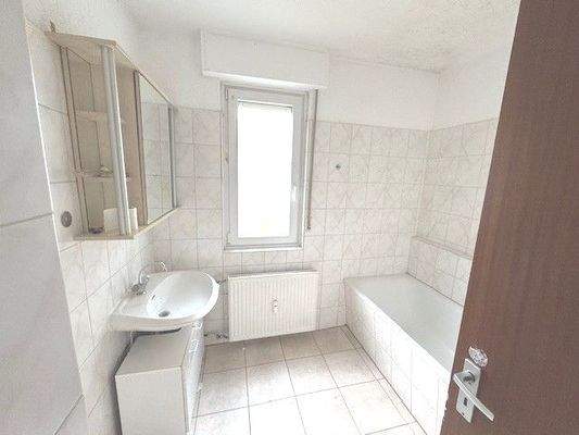 Helles Badezimmer mit Wanne