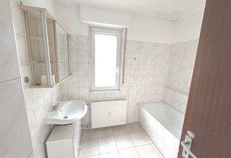 Helles Badezimmer mit Wanne