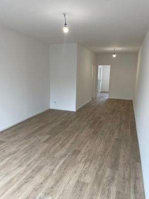 Leerer Raum mit Holzboden