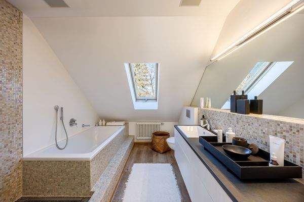 Masterbad mit Wanne und Dusche