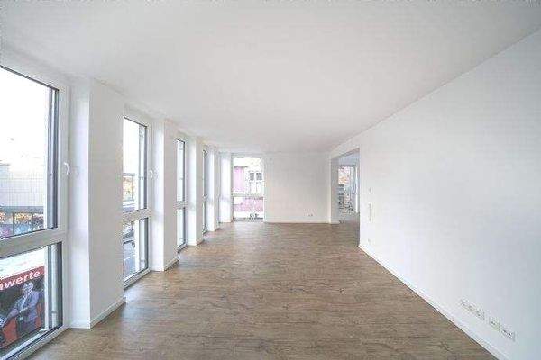 Blick vom Balkon ins Wohnzimmer