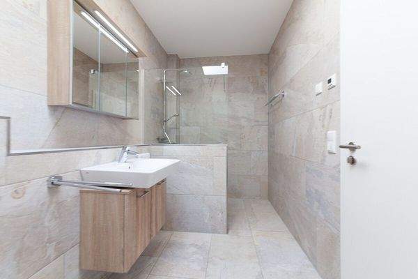 mit barrierearmer Dusche