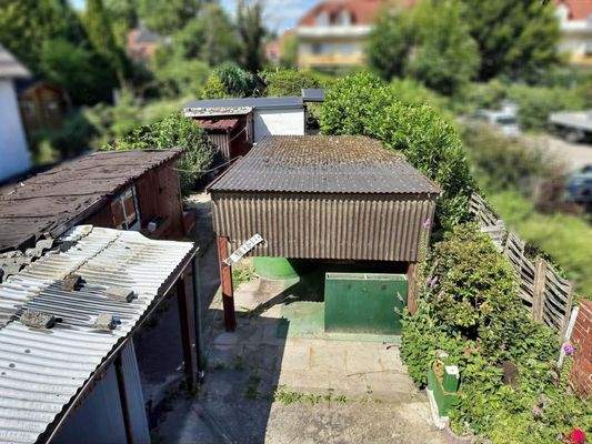Blick vom Dachgeschoss hinab aufs Grundstück