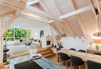 Blick von Wohnküche ins Wohnzimmer