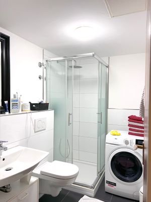 Bad mit Dusche im Souterrain