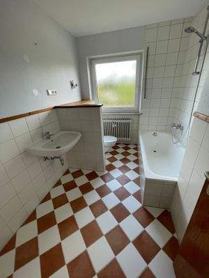 Wannenbad mit Fenster