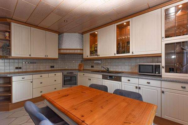 Küche mit Einbauküche 