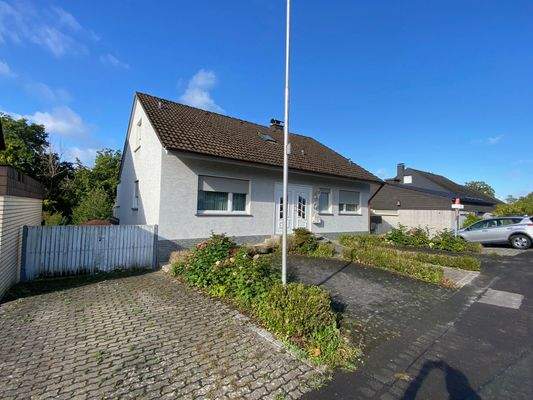 Zufahrt hinter das Gebäude