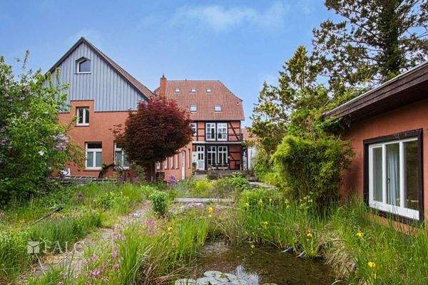Blick auf das Nebengebäude und Terrasse