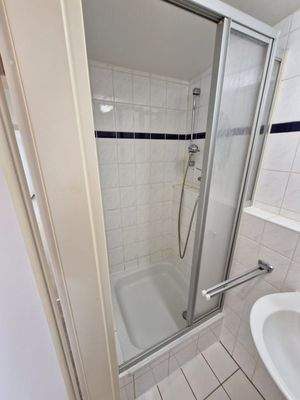 Badezimmer mit Duschkabine 