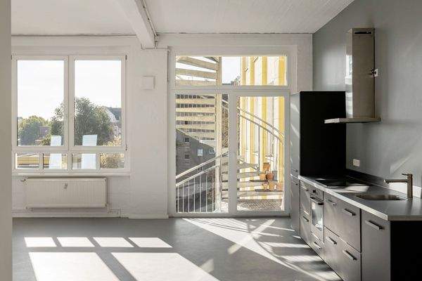 Offene Küche mit bodentiefem Fenster