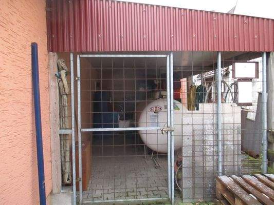 Gas Tank hiner Haus.JPG