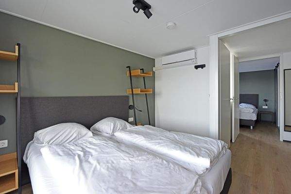 Luxus 4-Personen-Ferienhaus direkt am Wasser im Roompot Lakeside Resort Brielle mit 2 Schlafzimmern und 2 ensuite Badezimmern008