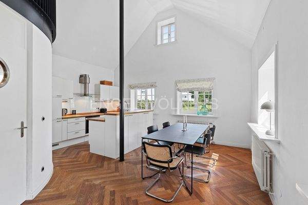 große Wohnküche mit über 4 m Deckenhöhe