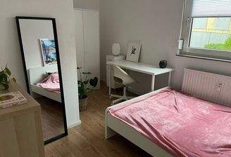 Helles WG-Zimmer mit Spiegel