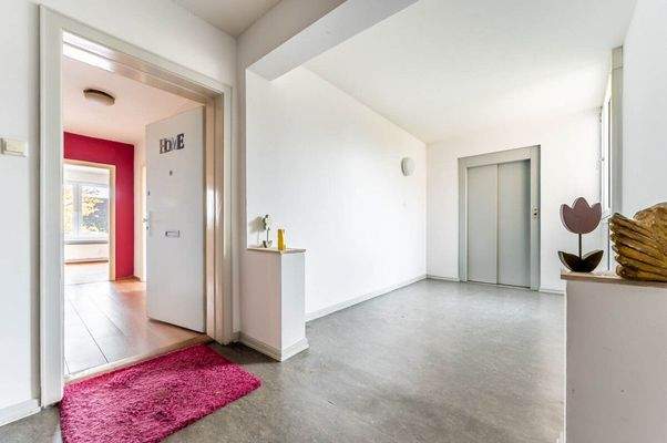 Wohnungseingang und Fahrstuhl