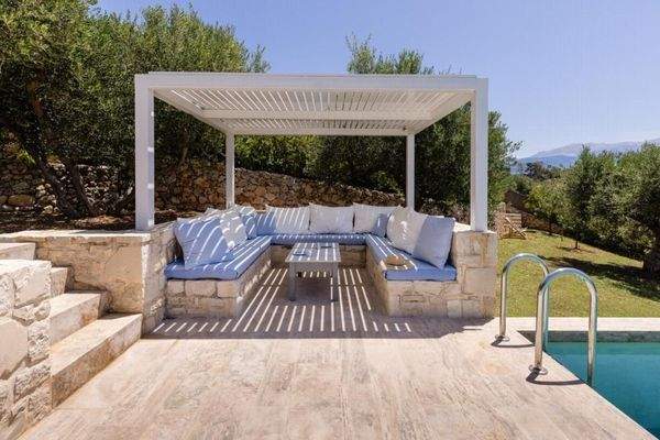 Kreta, Plaka: 2 Luxusvillen mit Tennisplatz, Olivenhain und atemberaubendem Meerblick zu verkaufen