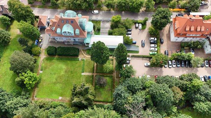 Luftbildaufnahme der grundstückseigenen Parkanlage