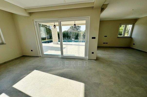 Einladendes, helles Ambiente mit Poolblick