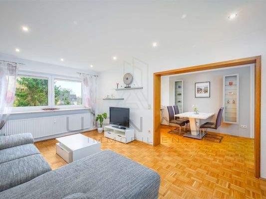 offener Wohnbereich mit Mosaikparkett