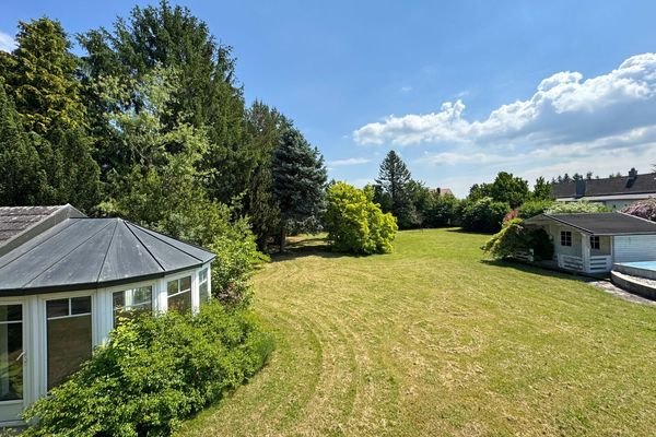 Blick von der Terrasse in den Garten